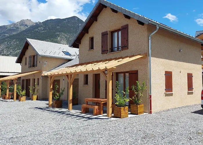 Le Pre Fleuri A Guillestre - Appartements Neufs Classes Meubles De Tourisme 3 Etoiles - Parking Privatif