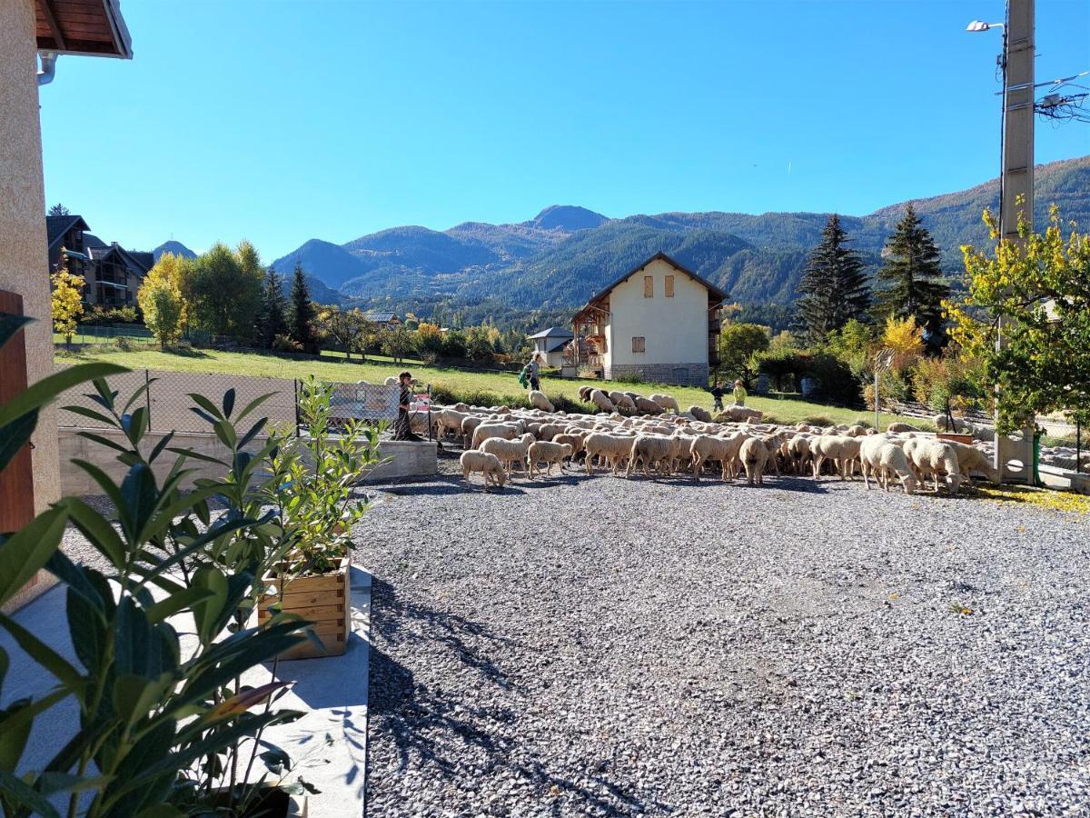 Apartment Le Pre Fleuri: New 3-star Tourist With Private Parking Guillestre