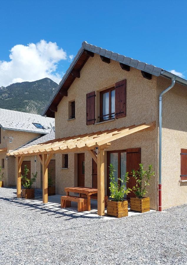 Le Pre Fleuri: New 3-star Tourist With Private Parking Apartment Guillestre